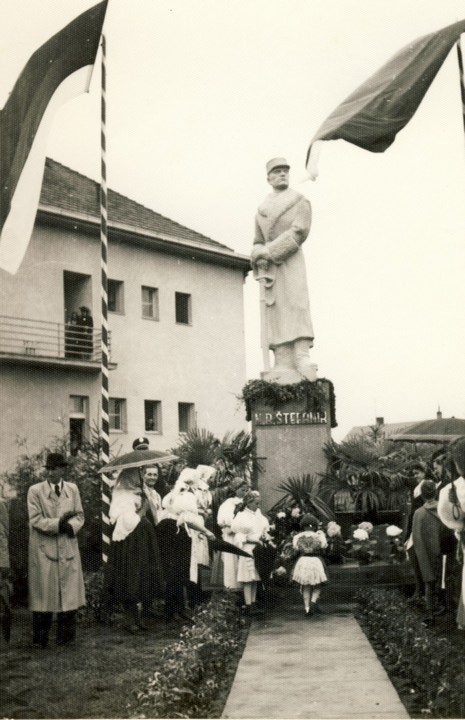 Veriť, milovať, pracovať. Zrekonštruovaná socha Štefánika stojí už 15 rokov - detail 3